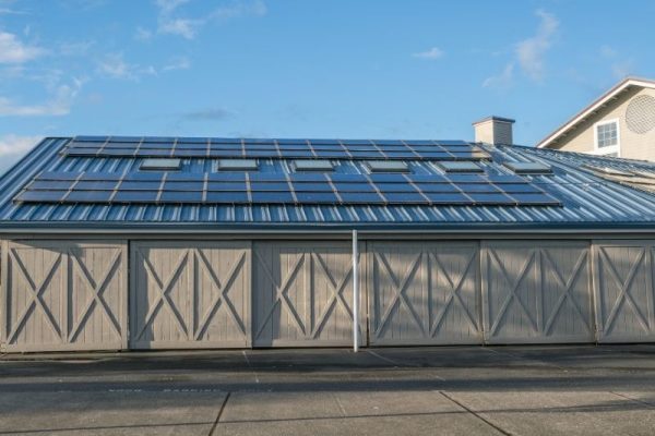 פאנלים סולאריים על מחסנים