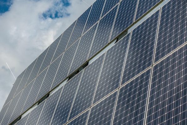 ההבדל בין מערכת רגילה (On-Grid) למערכת היברידית עם אגירה